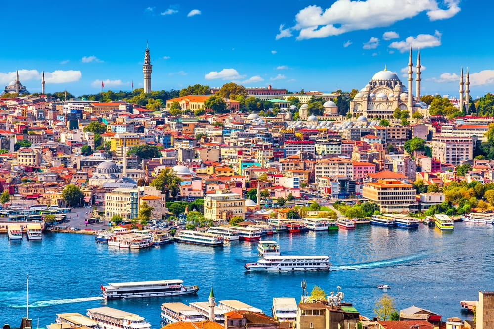 Istanbul je mesto, kjer se zgodovina, voda in sodobno življenje ves čas prepletajo.