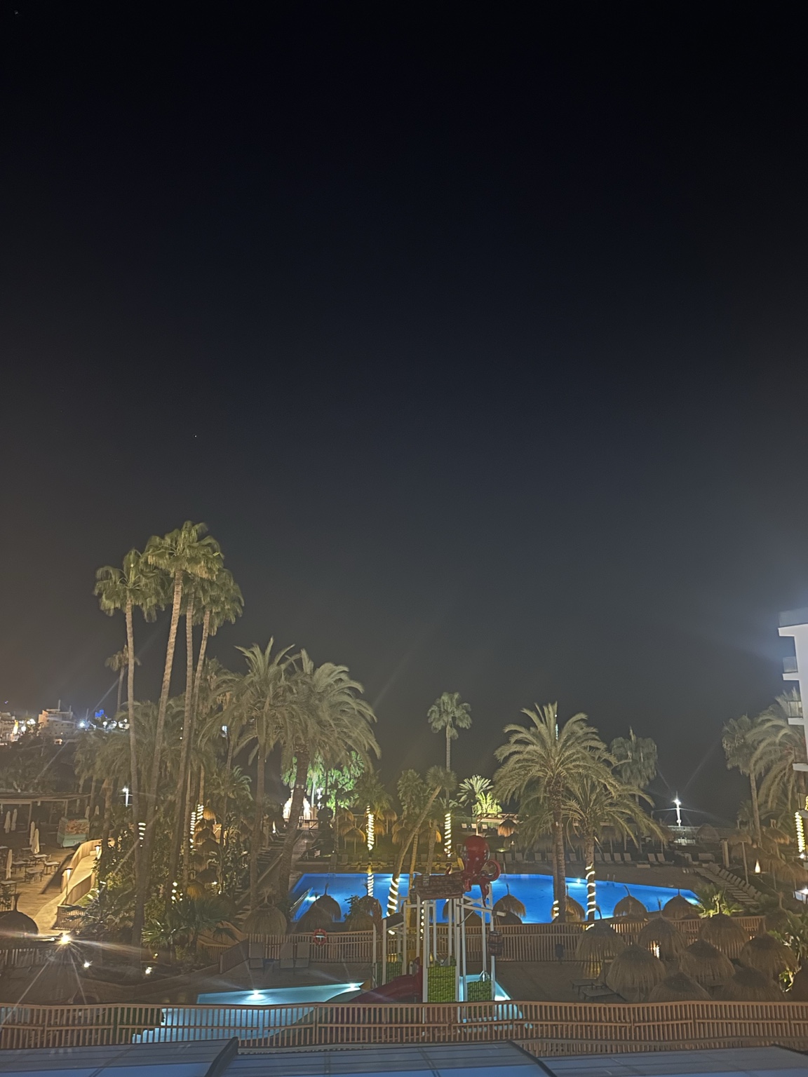 https://pocitnice.si/assets/images/content/06_hotel_bazeni_ponoci.jpeg