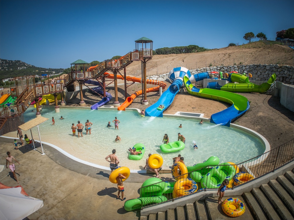 Splošni pogled na Water World Lloret de Mar z bazeni in atrakcijami