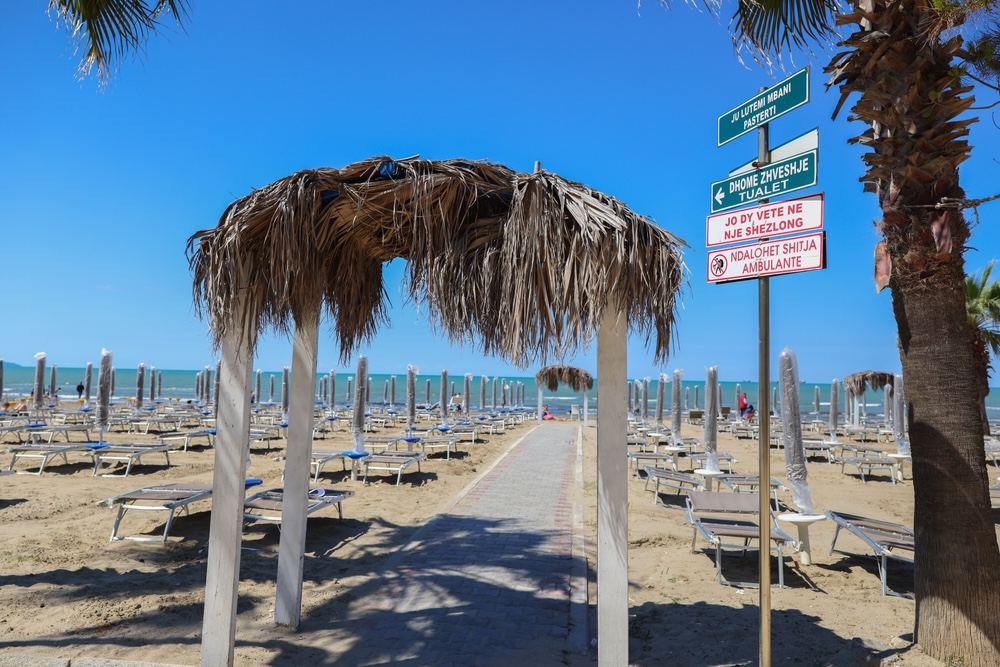Pješčana obala u Draču sa suncobranima tijekom sunčanog dana