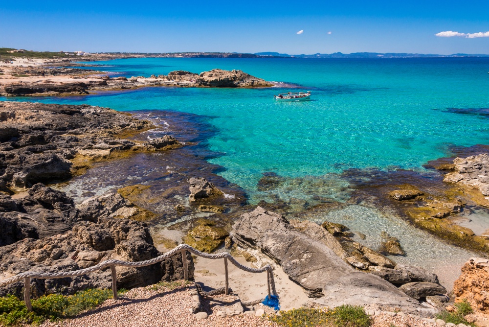 Formentera z mirno plažo, svetlim peskom in sproščenim otoškim vzdušjem