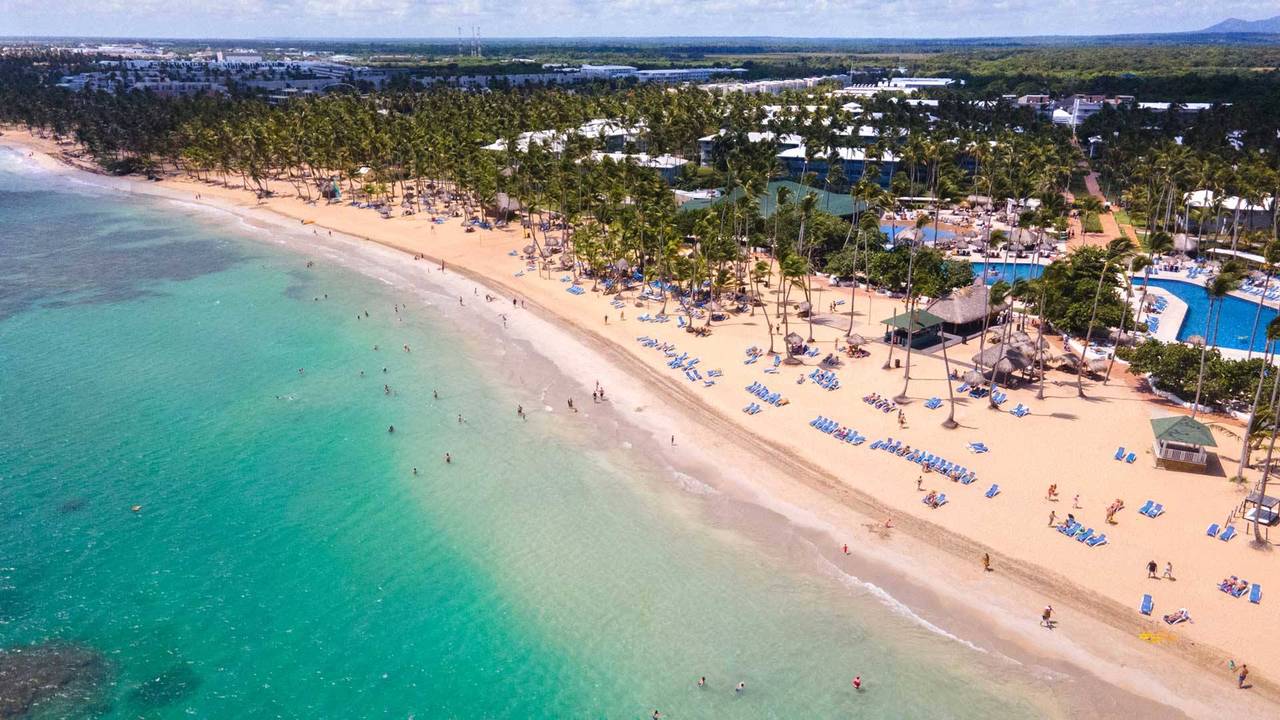 Playa Grande v Dominikanski republiki z mogočno obalo, valovi in odprtim razgledom