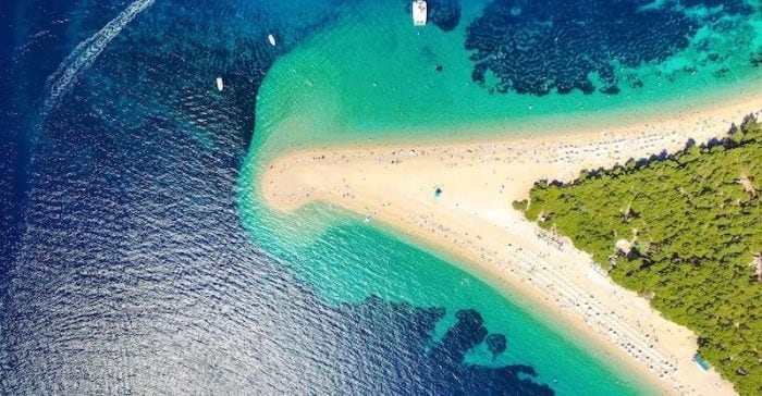 Hrvaška plaža s prodniki in čistim morjem