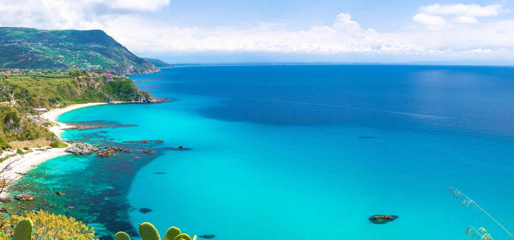 Capo Vaticano z razgledi na turkizno morje in obalo Kalabrije