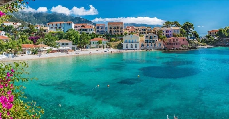 Sončna obala Krete z razgledi na morje in slikovito grško pokrajino