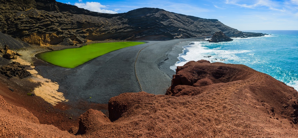Lanzarote z vulkansko pokrajino, temnimi tlemi in dramatičnimi razgledi