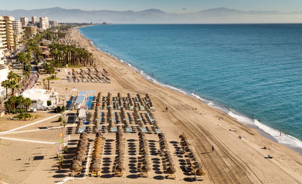 Dolga peščena plaža v Malagi na španski obali Costa del Sol