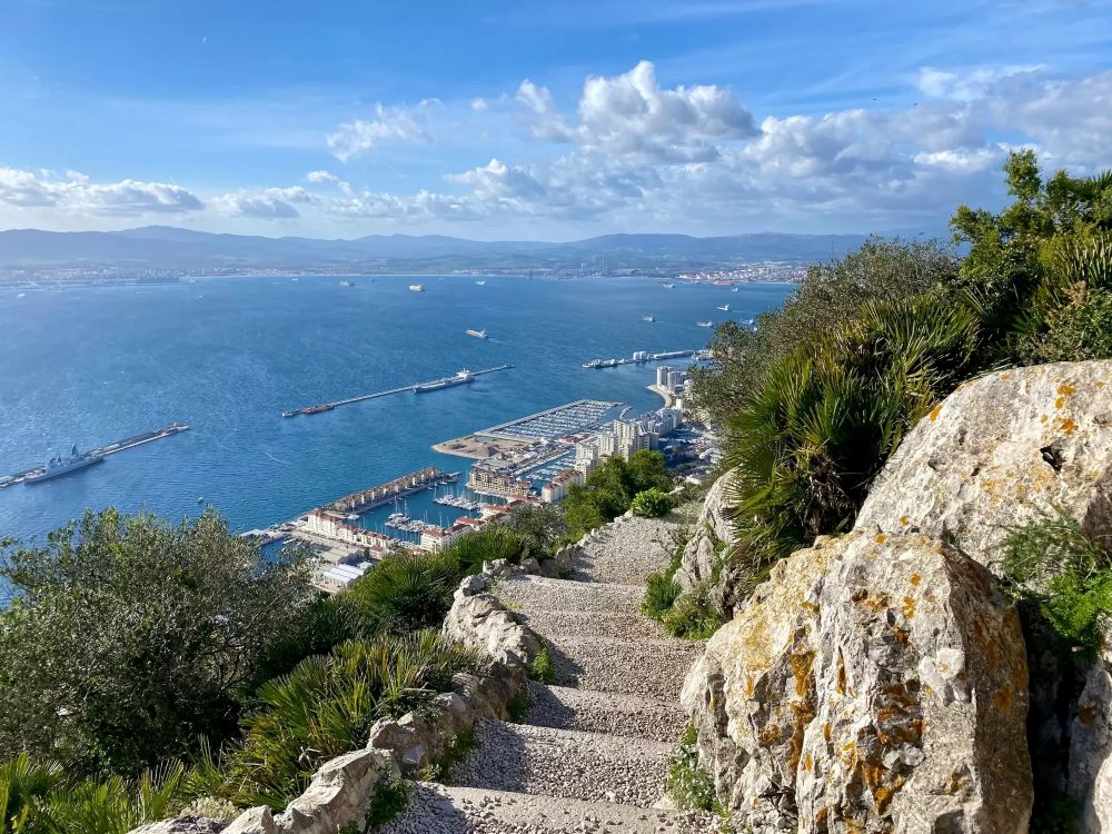 Razgled z Gibraltarske skale na pristanišče in Gibraltarski zaliv