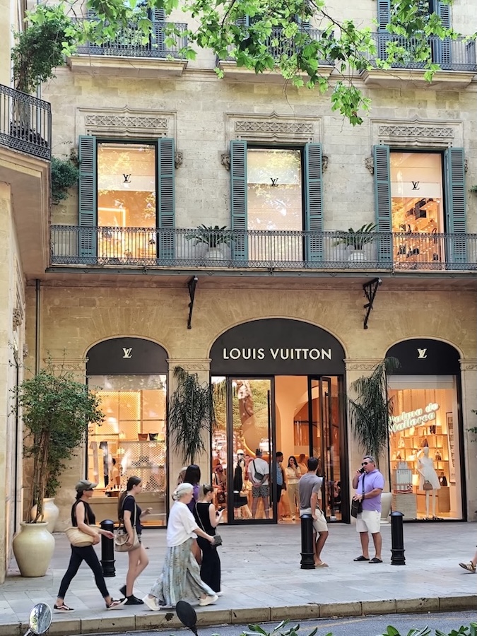 https://pocitnice.si/assets/images/content/Mallorca_trgovine.jpeg