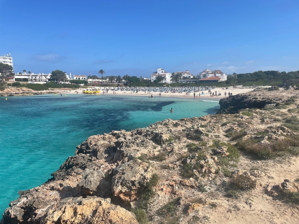 Kristalno čisto morje in plaža na Menorci