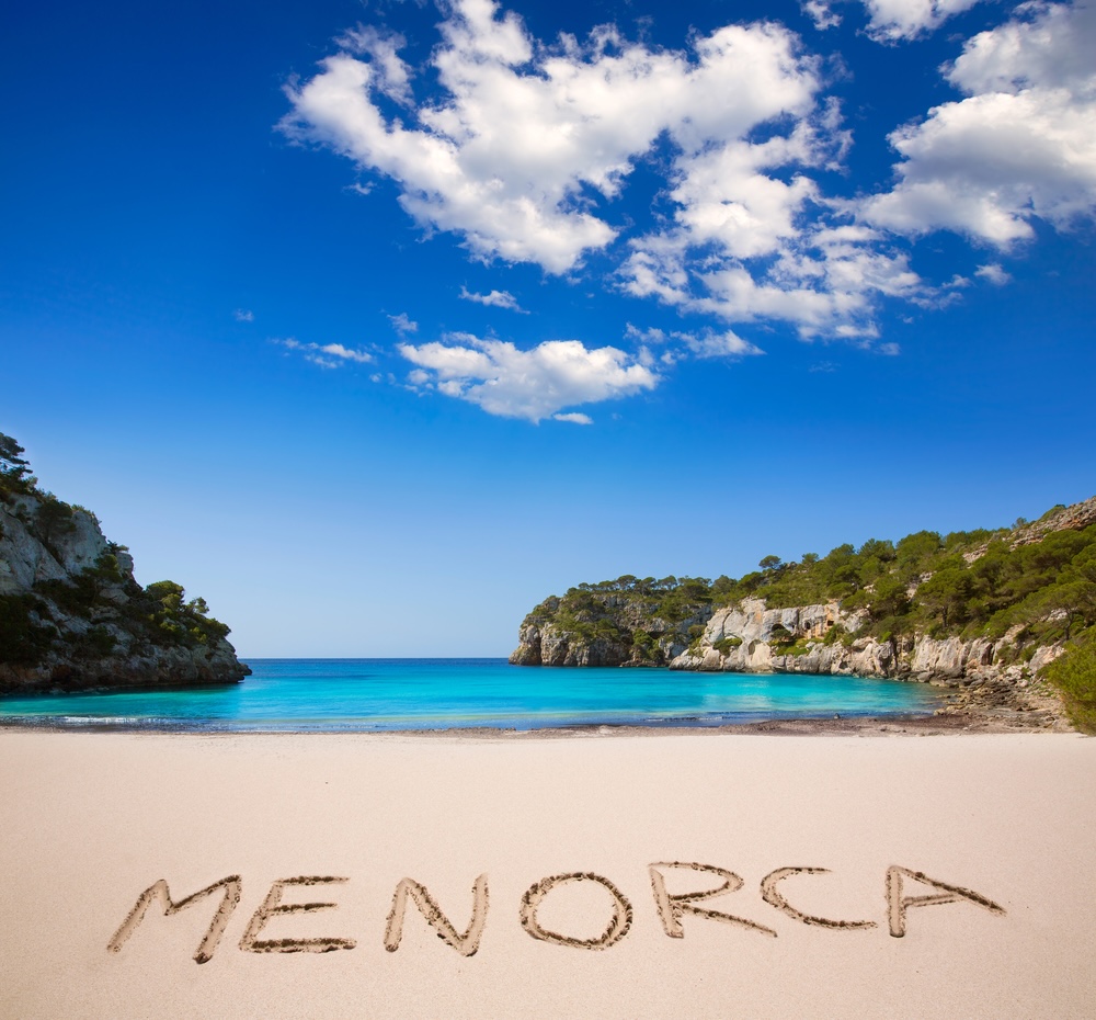Turkizno morje v zalivu Cala Macarella na Menorci