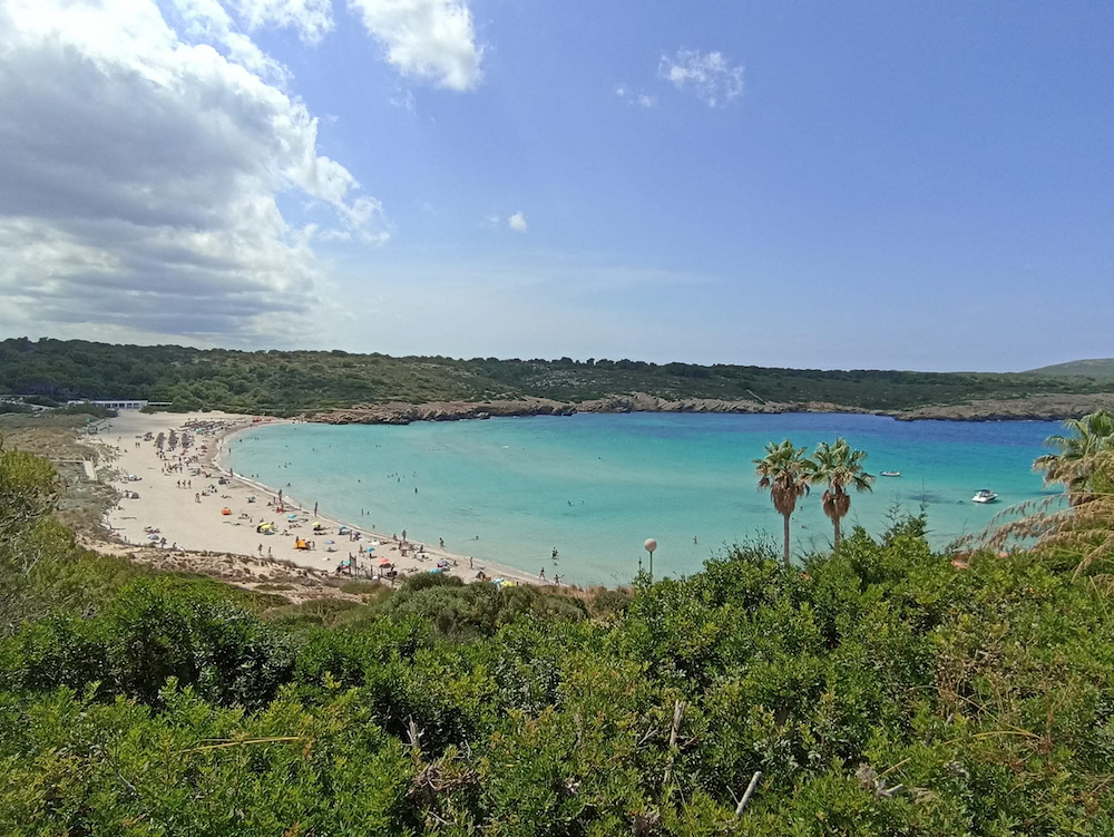 Dolga peščena plaža Son Bou na Menorci