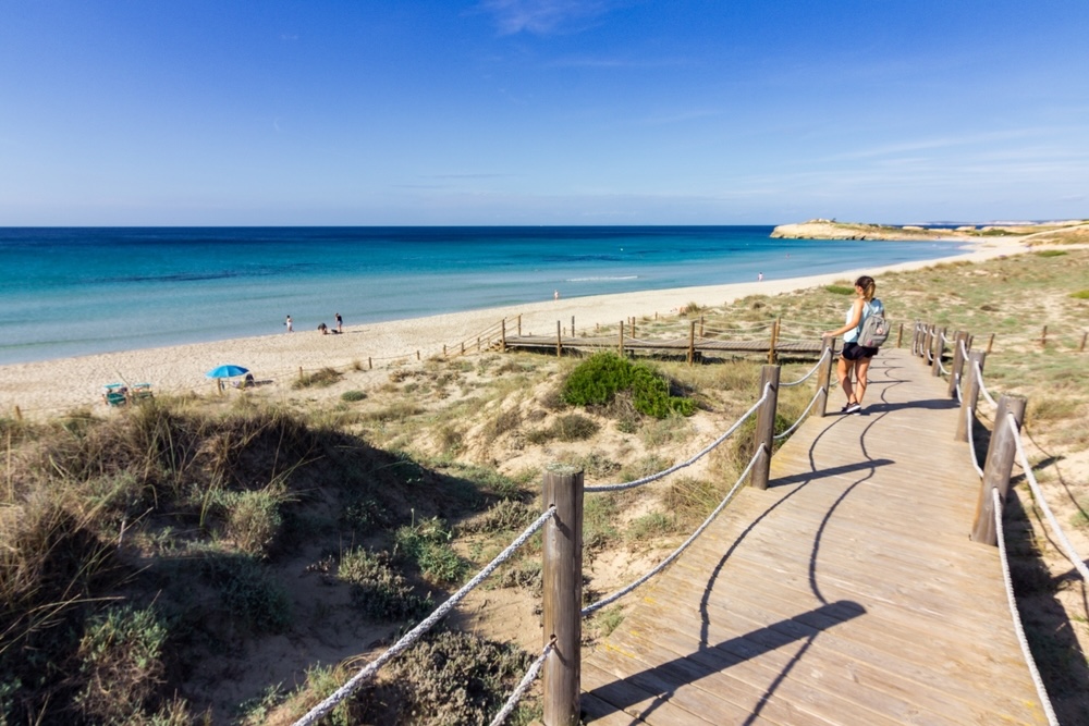 Pogled na dolgo peščeno plažo Son Bou na Menorci