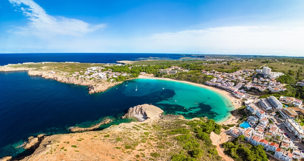 Pogled iz zraka na peščeno plažo in turkizno morje na Menorci