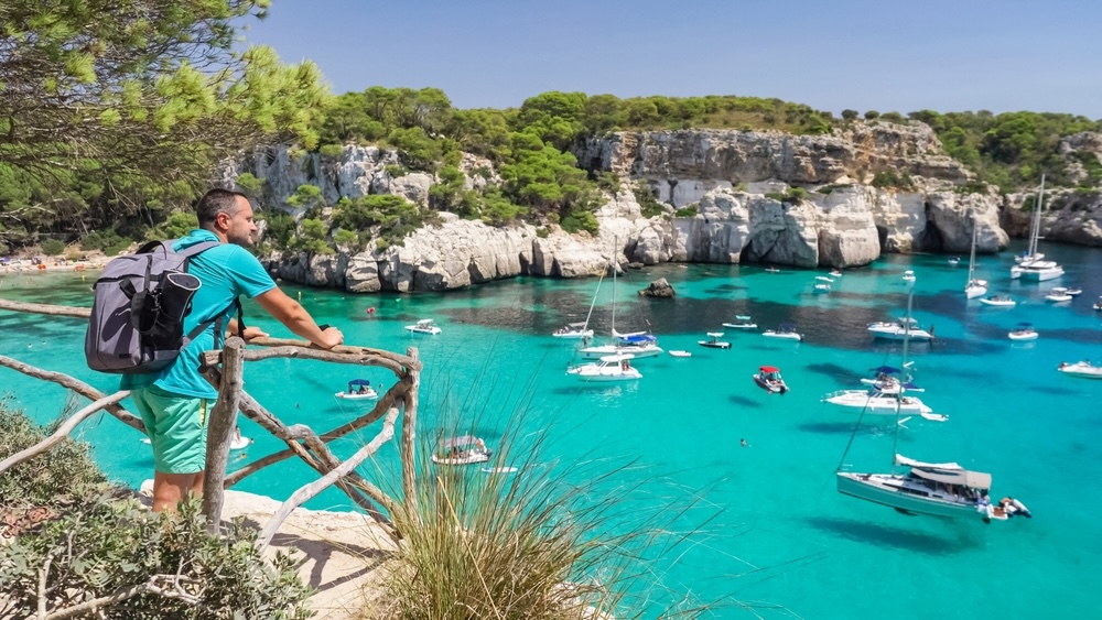 Razgled na zaliv Cala Macarella na Menorci