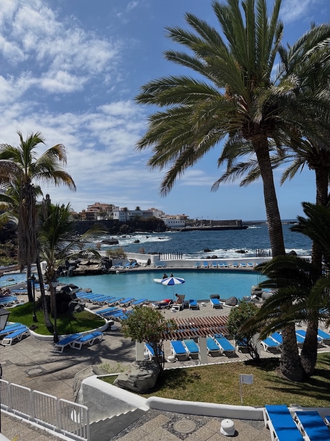 Počitnice ob bazenu in Atlantskem oceanu na Tenerifih