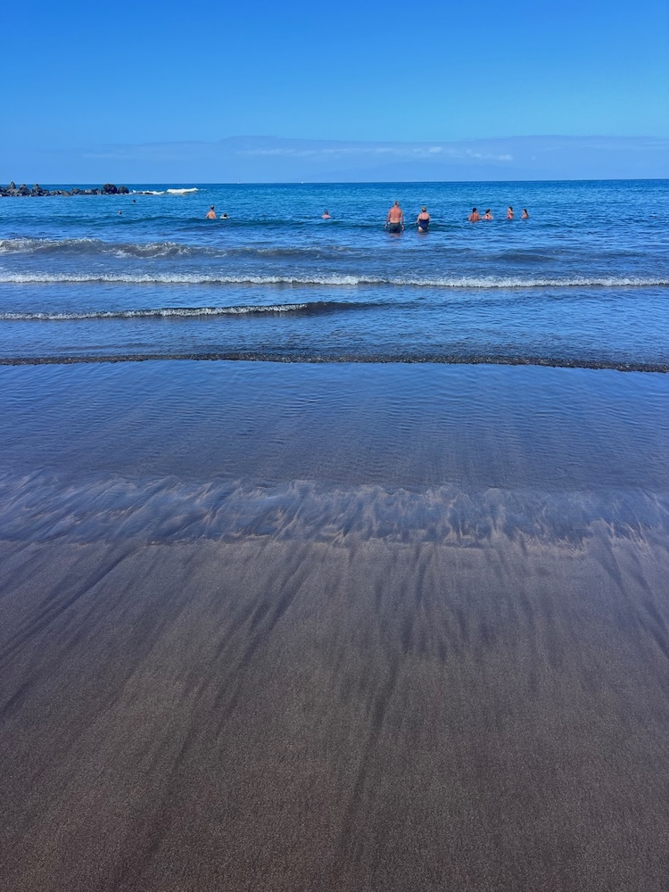 Črna vulkanska plaža je bila zame eden prvih znakov, da sem prišla nekam povsem drugače kot na klasične sredozemske počitnice.