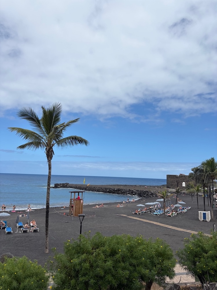 Razgibana obala in Atlantski ocean na Tenerifih
