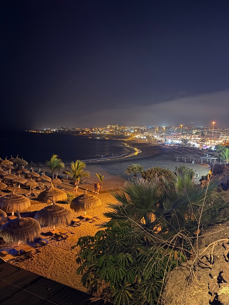 Večerno dogajanje v letovišču Playa de las Américas na Tenerifih