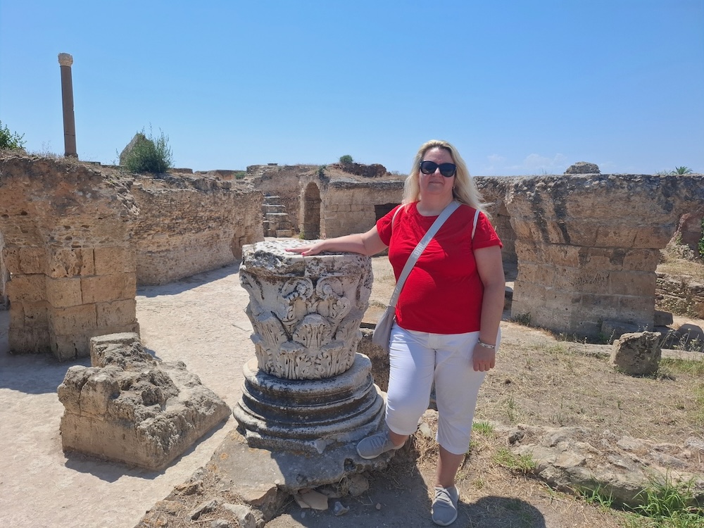 Said – bele fasade, modra vrata in cvetje so ena najbolj prepoznavnih podob Tunizije. Kartagina – zgodovina, ki jo lahko pokažeš tudi otrokom Ogled Kartagine je bil zame eden tistih izletov, ki ga želiš vključiti zato, ker otrokom pokaže, da je destinacija veliko več kot plaža. Med ostanki nekdanjega mesta si lažje predstavljaš, kako pomemben kraj je bil to nekoč. Videli smo ostanke zgradb in dele nekdanje infrastrukture; pri otrocih pa se je najbolje obneslo, da smo zgodovino razlagali kot zgodbo in ne kot šolsko uro. Kartagina je dober kontrast dnevom na plaži in lep način, da otrokom približamo zgodovino.