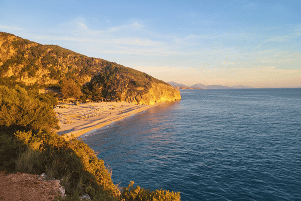 Divja plaža Gjipe v Albaniji, ujeta med visokimi stenami kanjona in kristalno Jonsko morje.