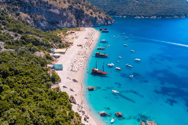 Mestna plaža v Sarandi s številnimi hoteli, apartmaji in živahnim turističnim utripom na jugu Albanije.