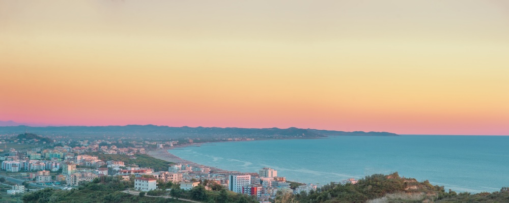 Čudovit sončni zahod nad mestom Durres ob morju