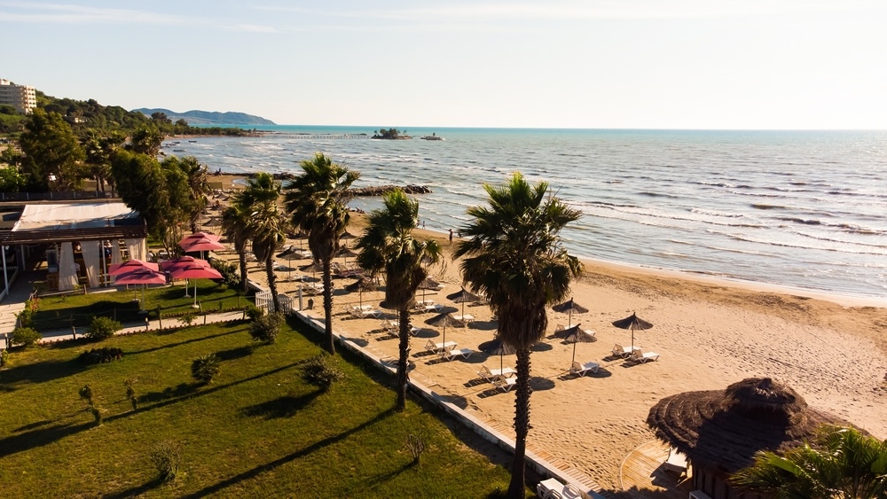 Prostorna in mirna peščena plaža v letovišču Golem