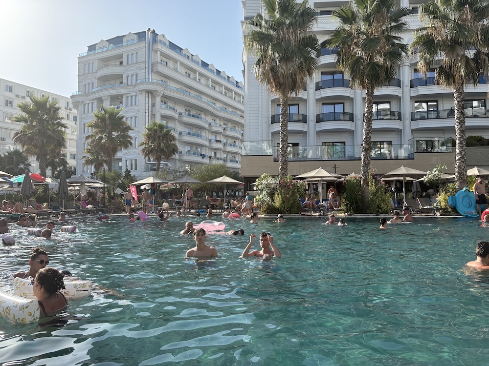 Hotel z bazenom v Draču v Albaniji