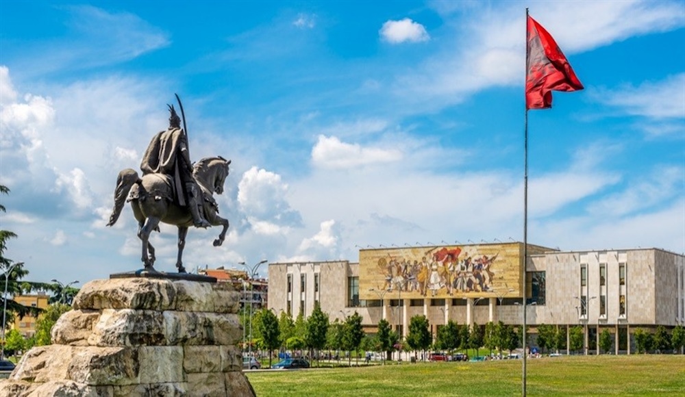 Skenderbegov trg v Tirani – kulturni in mestni pomen