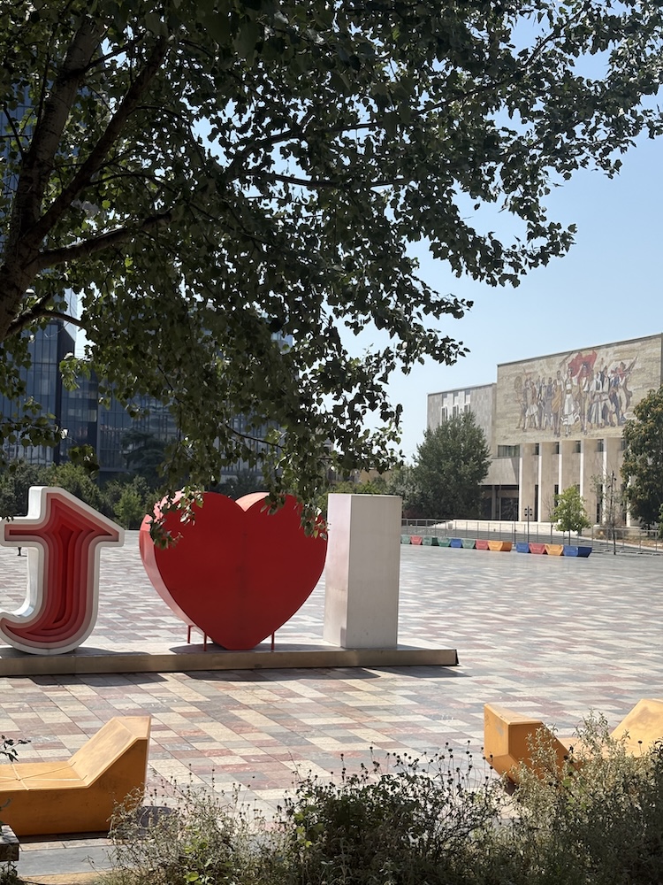 Skenderbegov trg v Tirani v Albaniji