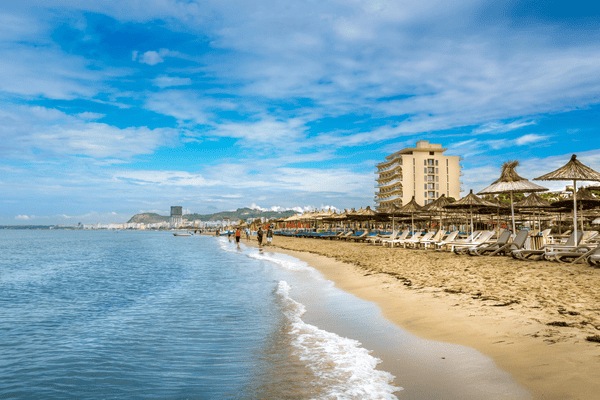 Obalna promenada u Draču s restoranima i hotelima