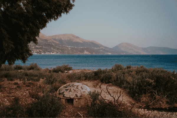 Avtentična in mirna plaža Qeparo na albanski rivieri, ujeta med dva mogočna klifa s kristalno čisto vodo.