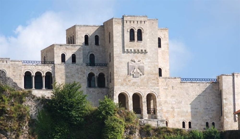 Urbani prizor iz Tirane – mesto in potovalni turizem