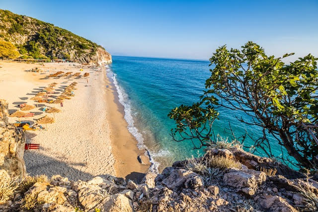 Dolg pogled na peščeno obalo Durresa in toplo Jadransko morje