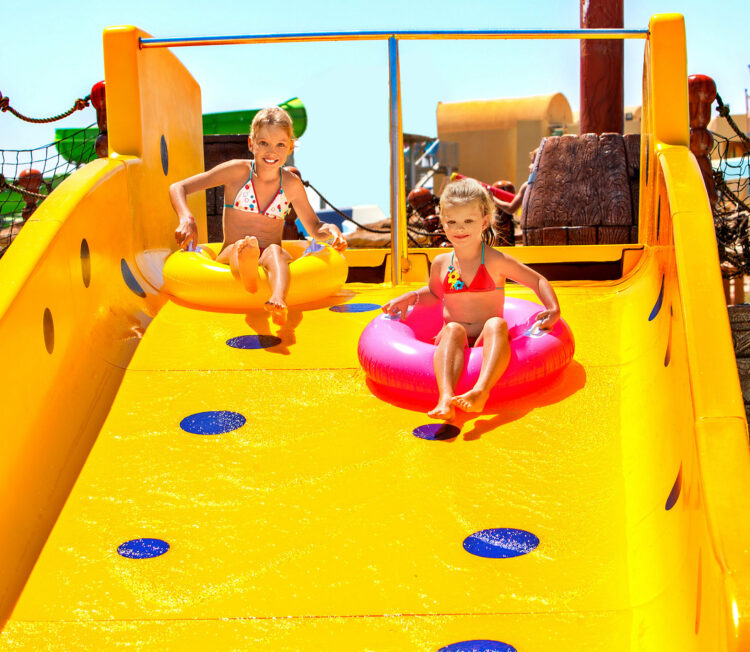 Vodni park WaterWorld na Cipru z velikimi tobogani in družinskimi bazeni
