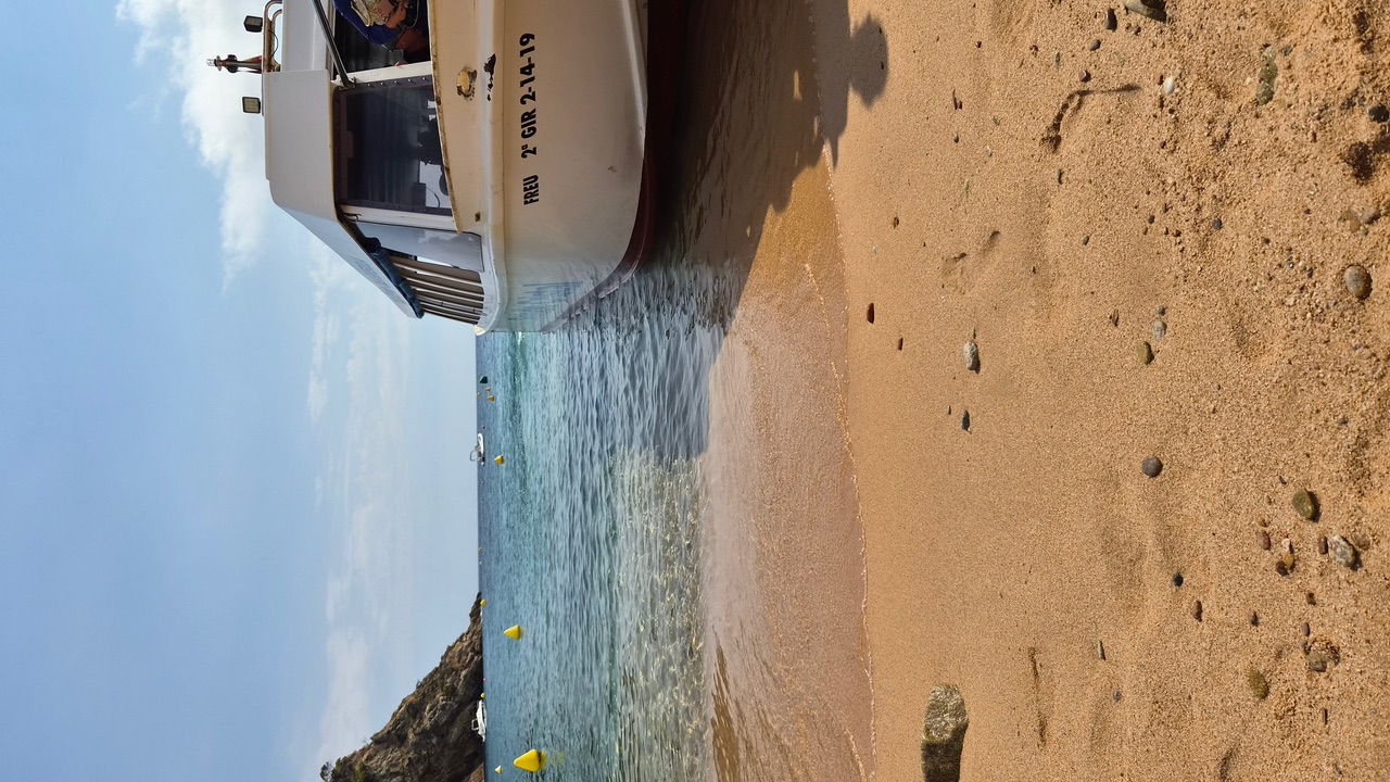 Prihod z ladjico v Cala Giverolo.