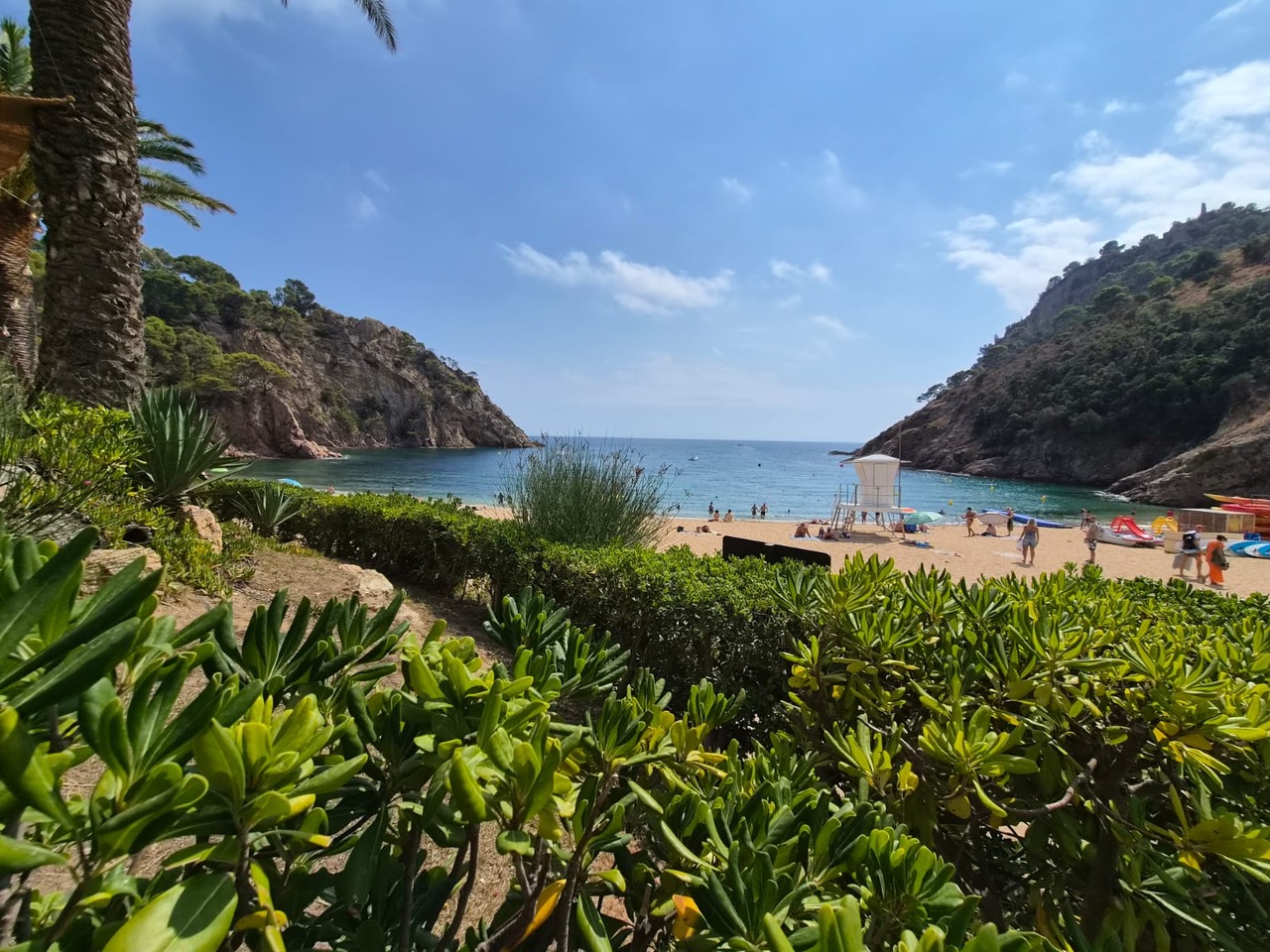 Cala Giverola – majhen zaliv, obdan z zelenjem in skalami.