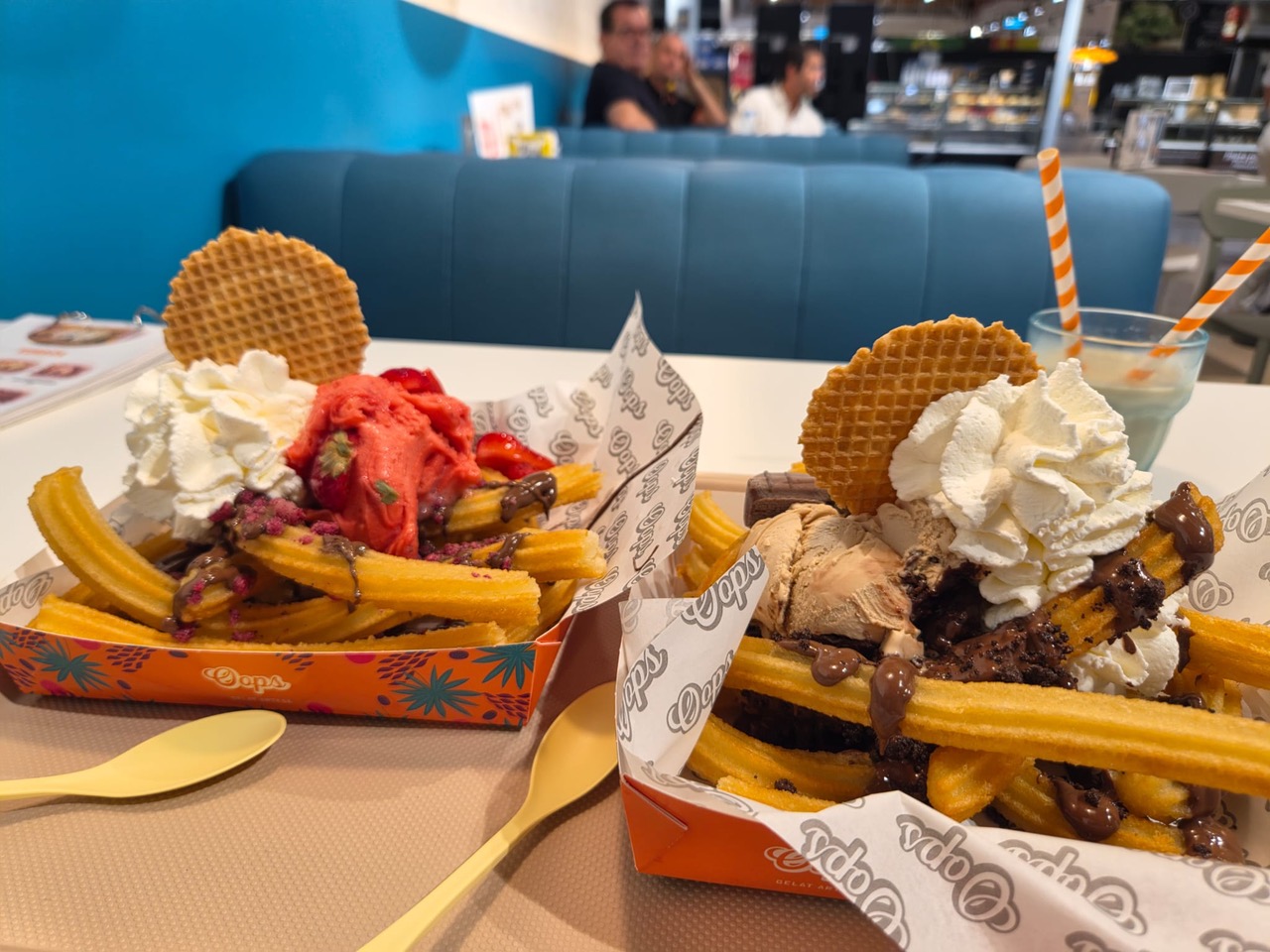 Churrosi po moje – s sladoledom, sadjem, smetano in čokolado.