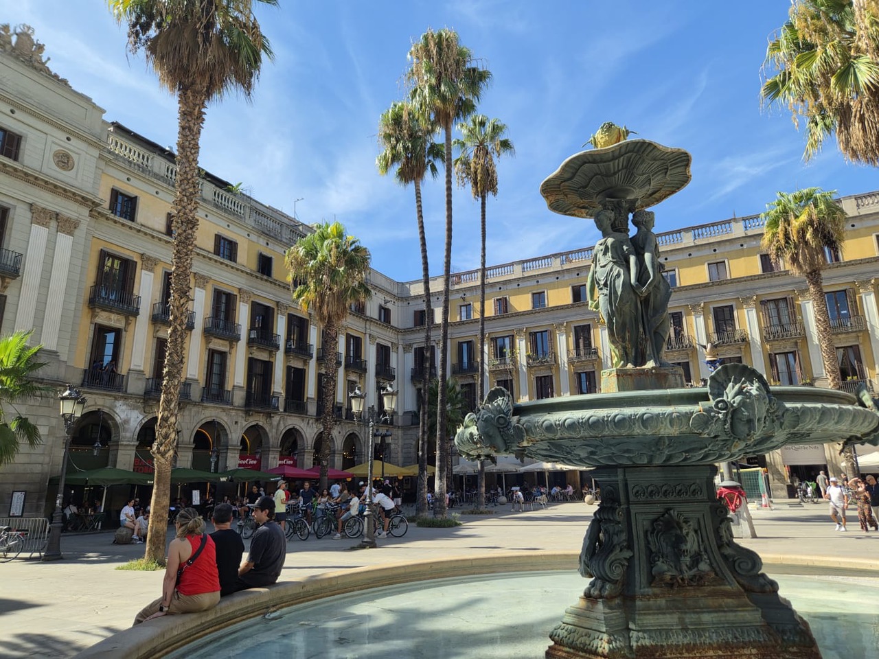 Barcelona ima tudi veliko mirnejših kotičkov, kjer je najlepše samo posedeti.