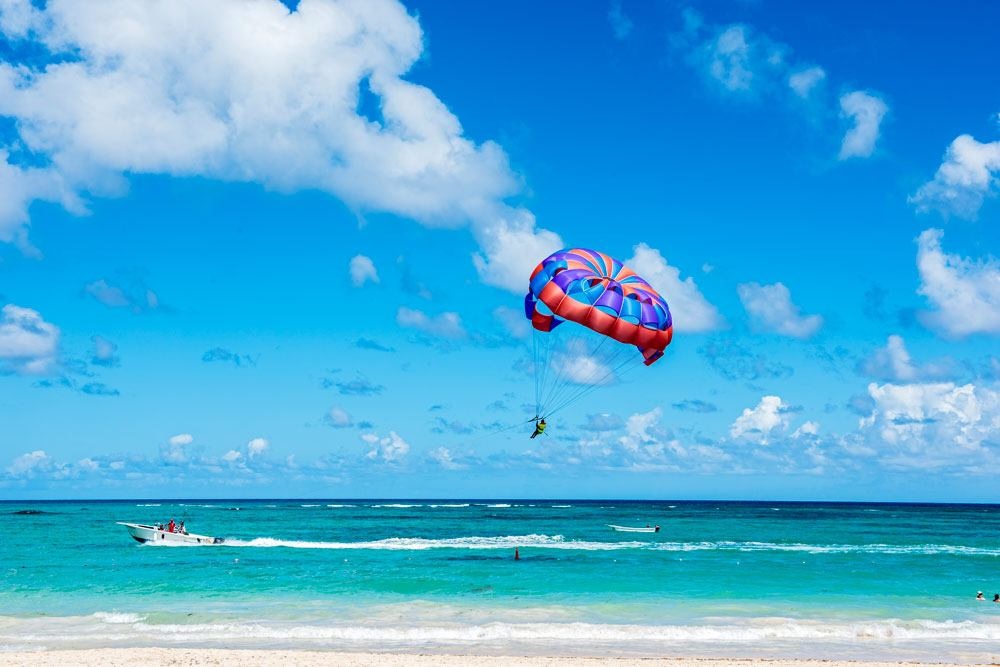 Playa Bavaro v Punta Cani z dolgo peščeno plažo in tropskim morjem