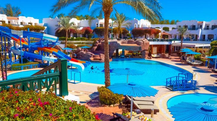 Sončni vzhod nad goro Sinaj in hotelski bazeni v Šarm el Šejku