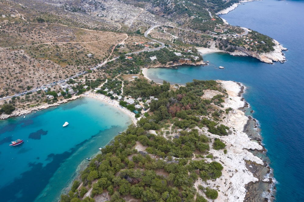 Aliki na Tasosu – bel prodnat zaliv, oljke in arheološki ostanki ob plaži