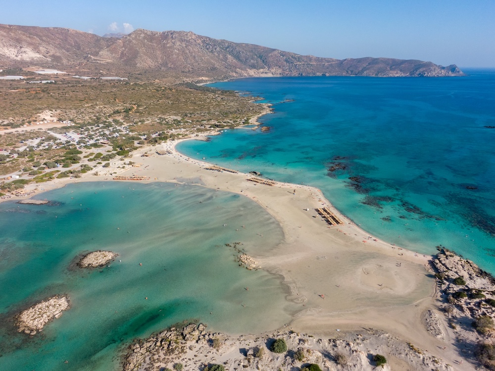 Elafonissi Beach na Kreti – rožnat pesek, plitvo morje in tropski videz plaže