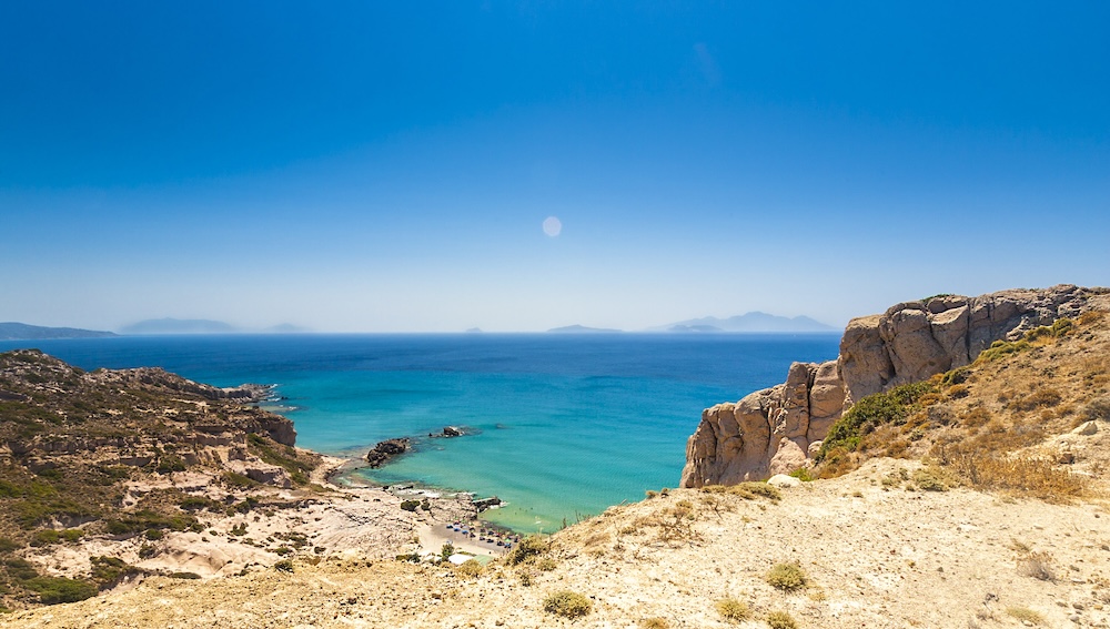 Paradise Beach na Kosu – peščena plaža, modro morje in miren vstop v vodo za družine