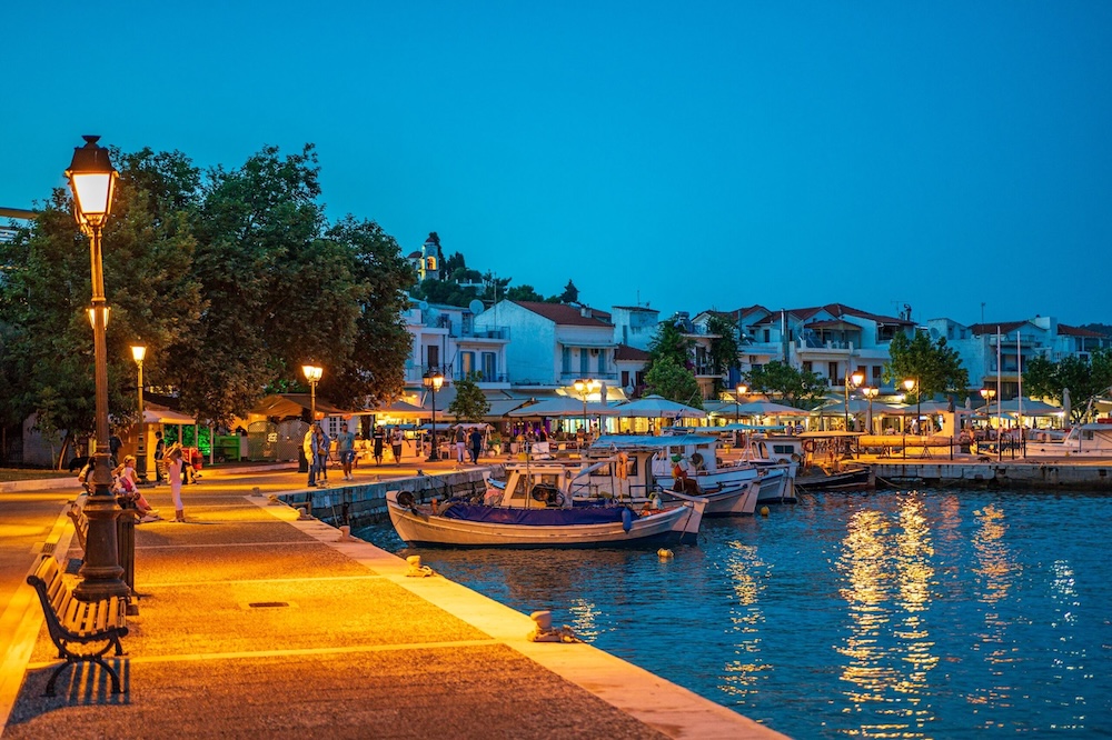 Skiathos Town zvečer: sprehod ob pristanišču in večerna atmosfera ob morju