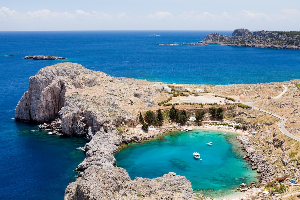 St. Paul’s Bay na Rodosu – krožen zaliv z izjemno bistro vodo pri Lindosu