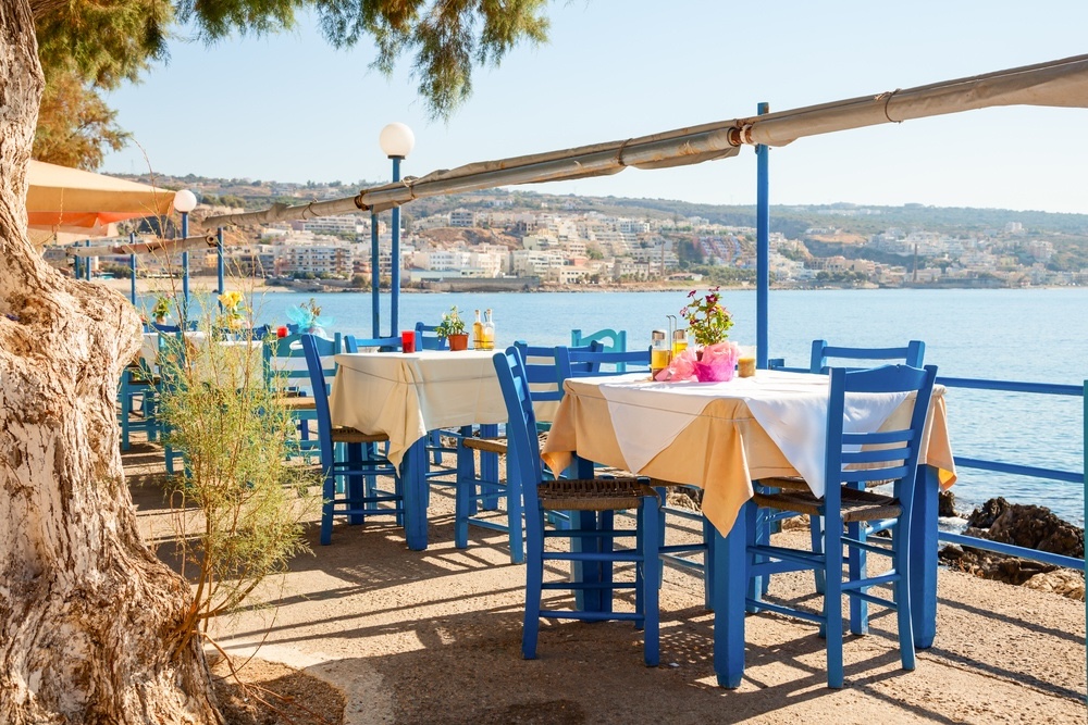 Grška taverna ob morju z značilnim sproščenim vzdušjem, kakršnega doživite na Kreti in Kosu