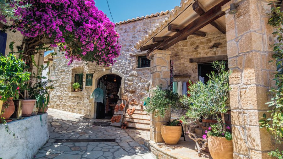 Razgled na obalno mesto Afionas na Krfu, romantičen grški otok za počitnice v dvoje