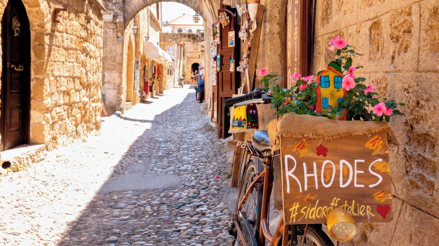 Stare kamnite ulice v srednjeveškem mestnem jedru Rodosa, popolne za romantične počitnice v dvoje v Grčiji